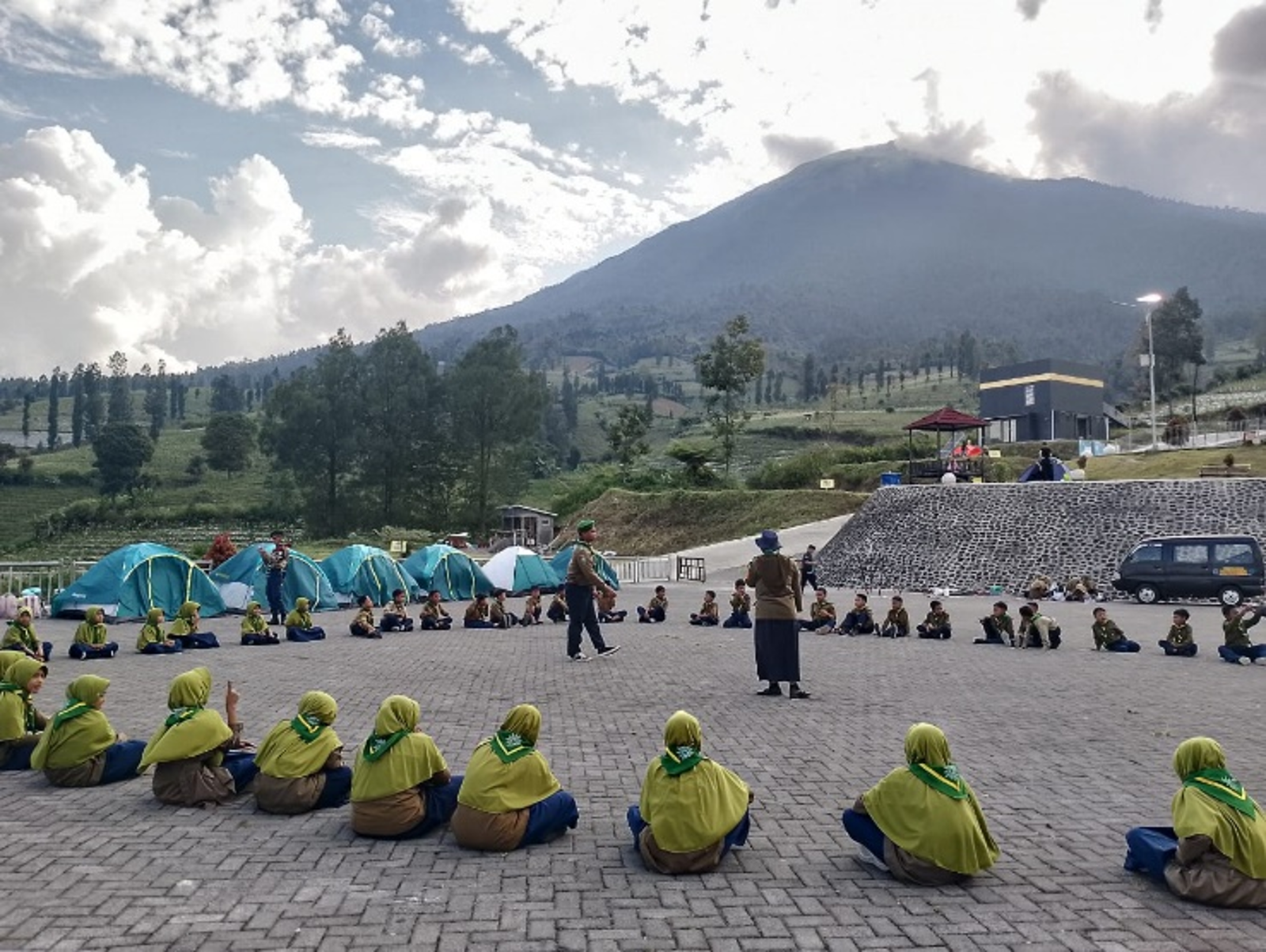 MI Muhammadiyah Mulyosari dan HW SMK Mupat Gelar Camp Collaboration: Bentuk Kemandirian dan Semangat Kepanduan di Embung Bansari