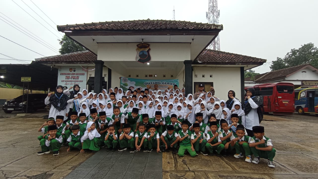 Upacara Bendera Hari Sumpah Pemuda di Polsek Sukorejo